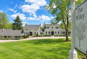 Elegant Entrance to Your Stay - Wiley Inn | Stylish Stay in the Heart of Vermont (Peru)
