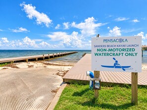 Una playa con un cartel que indica zona de acceso para embarcaciones sin motor.