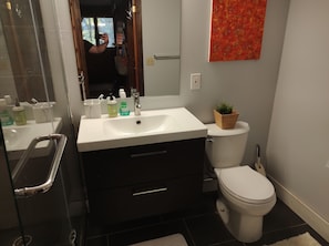Bathroom - Cozy Ski House 10 Minutes to Jay Peak - Private Queen Bedroom & Bunk Beds (Jay)