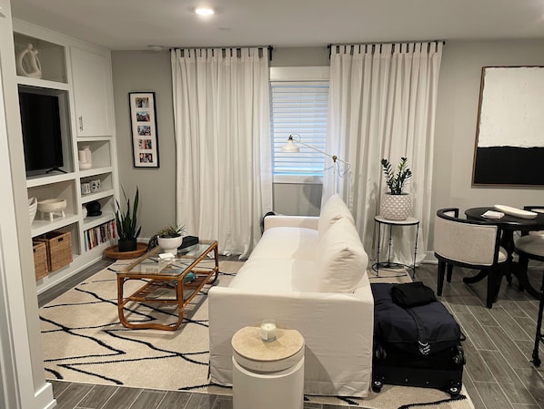A modern living room with a sofa, a coffee table, and a TV on a stand. - Apartment Oasis, 1 br plus office and spa bath in Chicago near public transport (Chicago)