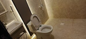 Ein Badezimmer mit Toilette, Waschbecken und Dusche.