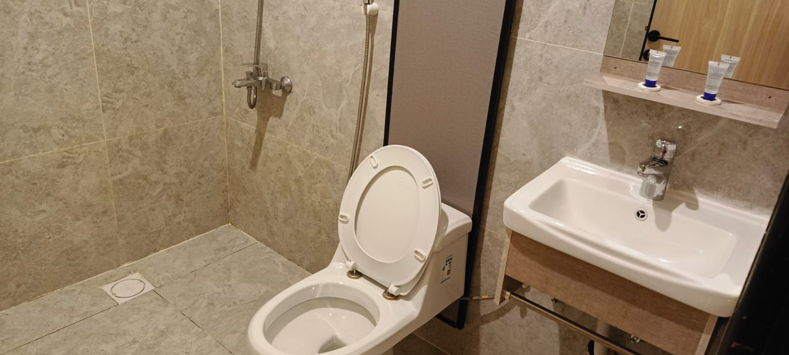 Un bagno con servizi igienici, doccia e lavandino.