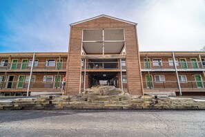 Exterior - White Wing Lodge | Perfect Quick Getaway (Branson)
