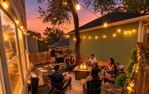 House A - Representation of group enjoying backyard facilites - 2 Private Homes | 5BR 3.5BA Sleeps 18 | Fire Pit + 2 BBQs | 15 Mins to Downtown (Austin)