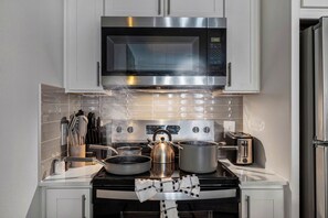 Modern kitchen with stainless appliances and a stylish cooking setup - King 1BR near PGA Frisco, sleeps 3, pets OK (Frisco)