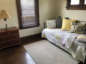 A bedroom with a bed, dresser, window with blinds, and a lamp. - Tranquil 4-bedroom house 2 miles from ND (South Bend)