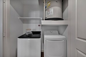 Convenient in-unit washer/dryer with handy built-in storage shelves - 2BR near PGA Frisco, kids bunk room, sleeps 6 (Frisco)
