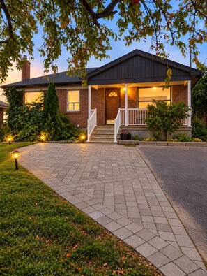 Exterior - BRAND NEW 3BR Home | Yorkdale | Roger's Stadium (Toronto)