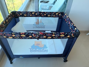 A baby playpen with a mesh top and a solid bottom, featuring a bear design and the word 'Bebesitos'. - Apartment at Hotel Sonesta - Morros with sea view and direct beach access | Pool (Cartagena de Indias)