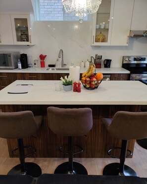 Private kitchen - Luxury Walkout Basement Suite near Lake and Conservation Park (Pickering)