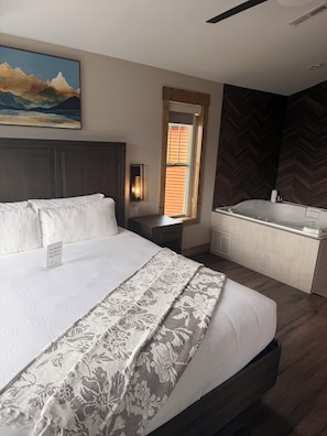 Room - Cozy 1-bedroom cabin with AC in enchanting Gatlinburg with indoor waterpark (Gatlinburg)