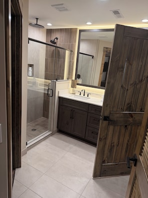 Bathroom - Cozy 1-bedroom cabin with AC in enchanting Gatlinburg with indoor waterpark (Gatlinburg)