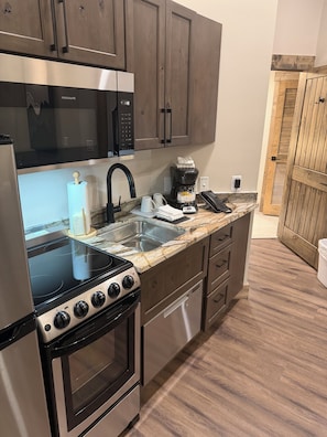 Private kitchen - Cozy 1-bedroom cabin with AC in enchanting Gatlinburg with indoor waterpark (Gatlinburg)