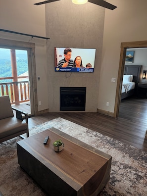 Living area - Cozy 1-bedroom cabin with AC in enchanting Gatlinburg with indoor waterpark (Gatlinburg)