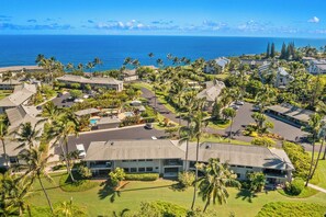 A resort with multiple buildings, a pool, and a view of the ocean. - Luxury 2-bedroom 2-bath condo in beautiful Princeville perfect for relaxing (Princeville)