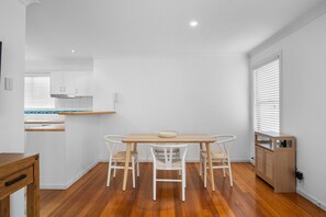 Dining - 5 min walk to Indooroopilly Shopping Centre 10 min drive to St Lucia Golf Links (Indooroopilly)