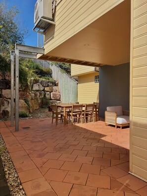 Outdoor dining - 5 min walk to Indooroopilly Shopping Centre 10 min drive to St Lucia Golf Links (Indooroopilly)