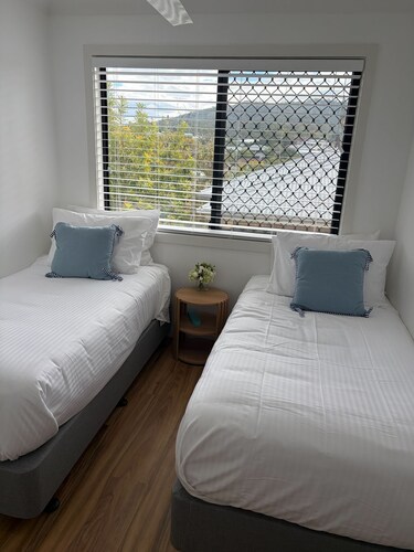5 min walk to Indooroopilly Shopping Centre 10 min drive to St Lucia Golf Links