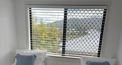 5 min walk to Indooroopilly Shopping Centre 10 min drive to St Lucia Golf Links