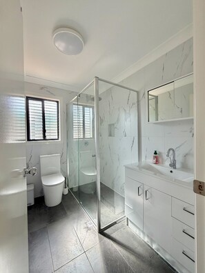 Bathroom - 5 min walk to Indooroopilly Shopping Centre 10 min drive to St Lucia Golf Links (Indooroopilly)