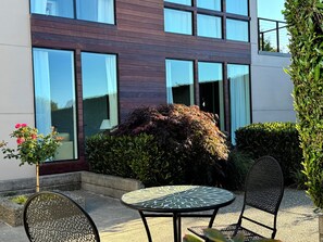 Outdoor dining - Brand new cozy house in Broadview Seattle with AC, Puget Sound & Mountain Views (Seattle)