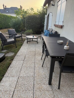 Outdoor dining - Vrbo Property (Vendôme)