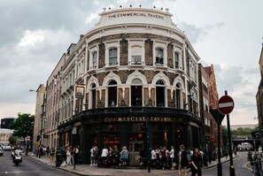 Un bâtiment historique dont la façade porte une enseigne indiquant : « The Commercial Tavern ».