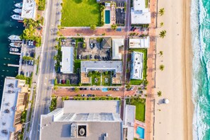 An aerial view of a coastal hotel with a beachside location, parking areas, and a marina. - Steps to Hollywood Beach - Modern 1BR Retreat (Hollywood)