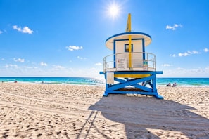 A lifeguard tower on a beach with clear skies and ocean in the background. - Steps to Hollywood Beach - Modern 1BR Retreat (Hollywood)