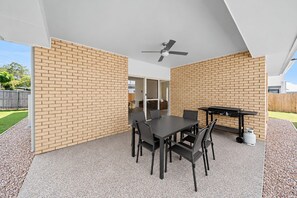 Outdoor dining - Large Family Escape between Brisbane & Gold Coast (Rochedale South)
