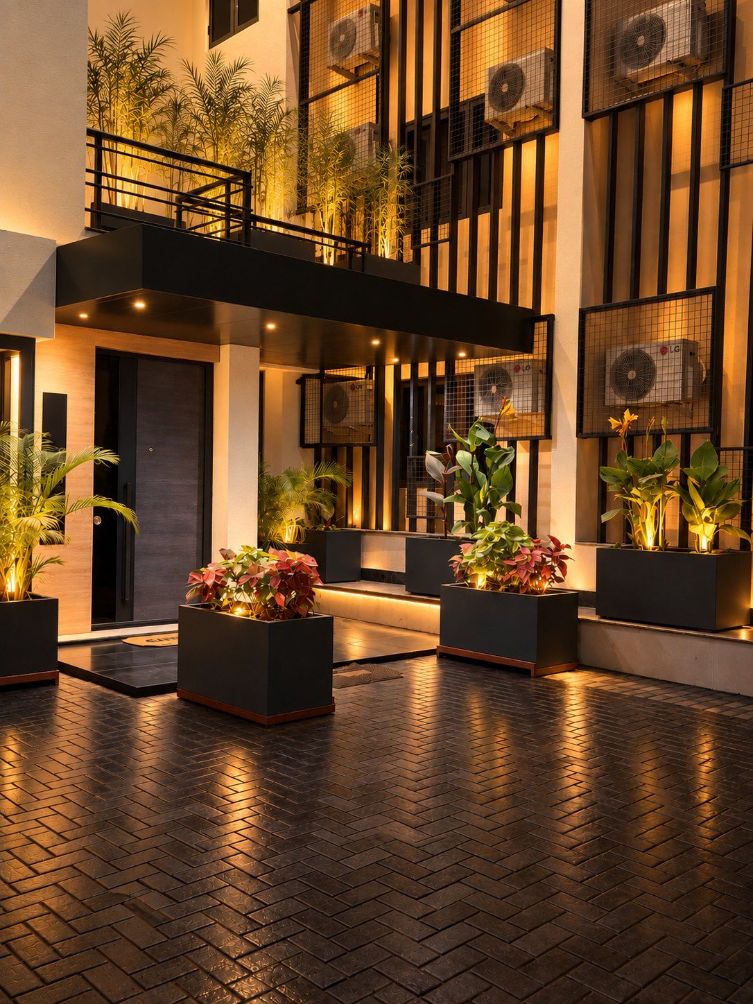 Un hall d’hôtel moderne, doté d’un comptoir d’accueil, de plantes en pot et de climatiseurs.