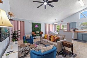 Living area - Florida Getaway-Pool and Golf Retreat near Disney (Haines City)