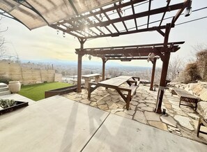 Outdoor dining - Staycation Capitol Hill with a View of Salt Lake - 2bdrm (Salt Lake City)