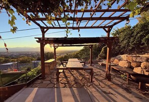 Outdoor dining - Staycation Capitol Hill with a View of Salt Lake - 2bdrm (Salt Lake City)