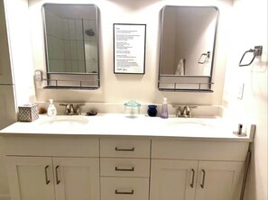 Bathroom - Staycation Capitol Hill with a View of Salt Lake - 2bdrm (Salt Lake City)