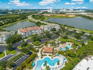 Ein Resort mit Schwimmbad, Parkplatz und Seeblick.