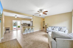A spacious living area with a kitchen, a dining area, and a seating area with a sofa and chairs. - Tropical Oasis in the Heart of Fort Lauderdale • Minutes to the Beach (Fort Lauderdale)