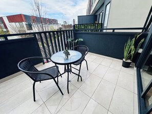 Outdoor dining - The Kavanagh House | Modern Family friendly Retreat Near Airport & CBD (Keilor Downs)