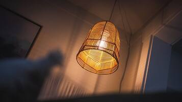 Un luminaire suspendu orné d’un motif géométrique.