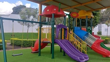 Un parque infantil con toboganes y columpios.