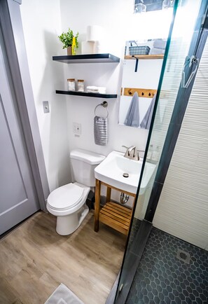 Bathroom - Heart of Logan Cottage (Logan)