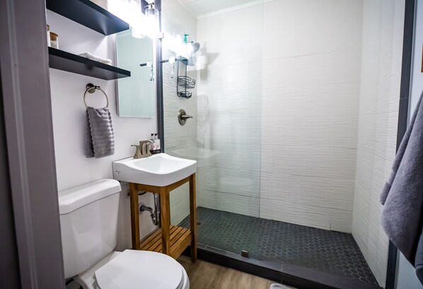Bathroom - Heart of Logan Cottage (Logan)