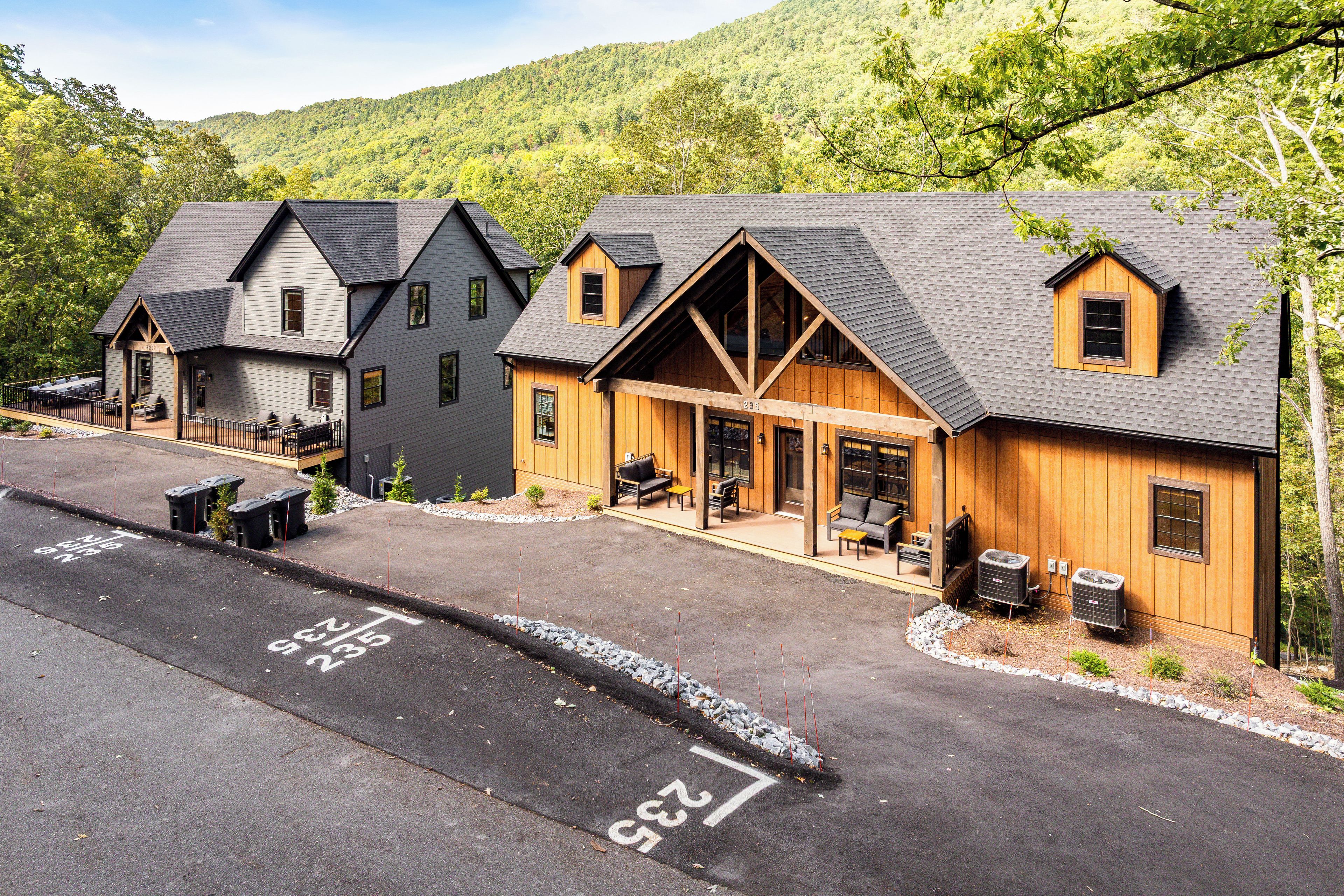Une rangée de cabanes dotées d’une véranda couverte et d’un parking.