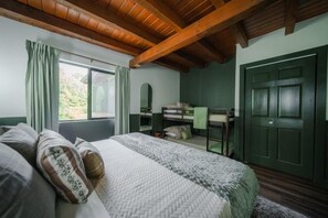Ein Schlafzimmer mit einem Bett, einem Schreibtisch und einem Kleiderschrank.