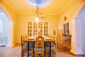 A dining room with a long table set for a meal, surrounded by chairs. - Big House with Yard Near the Beach - Daily Cleaning (Cartagena de Indias)