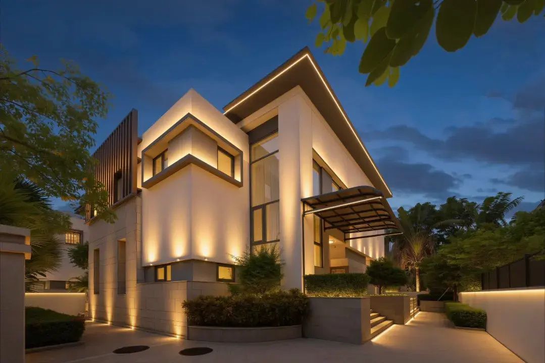 Un bâtiment moderne au design original et aux lignes angulaires, doté d’un espace extérieur couvert et d’une entrée bien éclairée.