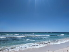 A beach with clear blue water and a sandy shore. - Kite Surfing, Beach opp Fantastic 1-bedroom apartment with AC . (Oistins)