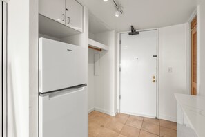 Interior - Stunning 43rd-Fl Studio with Canal Views (Honolulu)