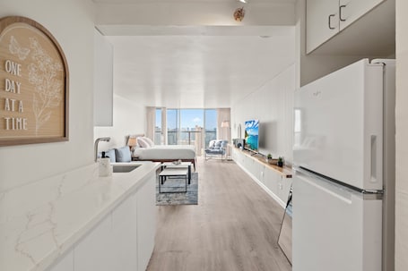 Stunning 43rd-Fl Studio with Canal Views