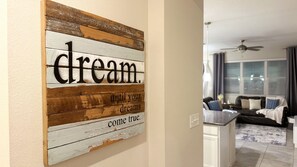 A room with a wooden sign on the wall that reads 'dream come true.' - The Magic House, Near Disney, Game Room, 10 Guests (Kissimmee)